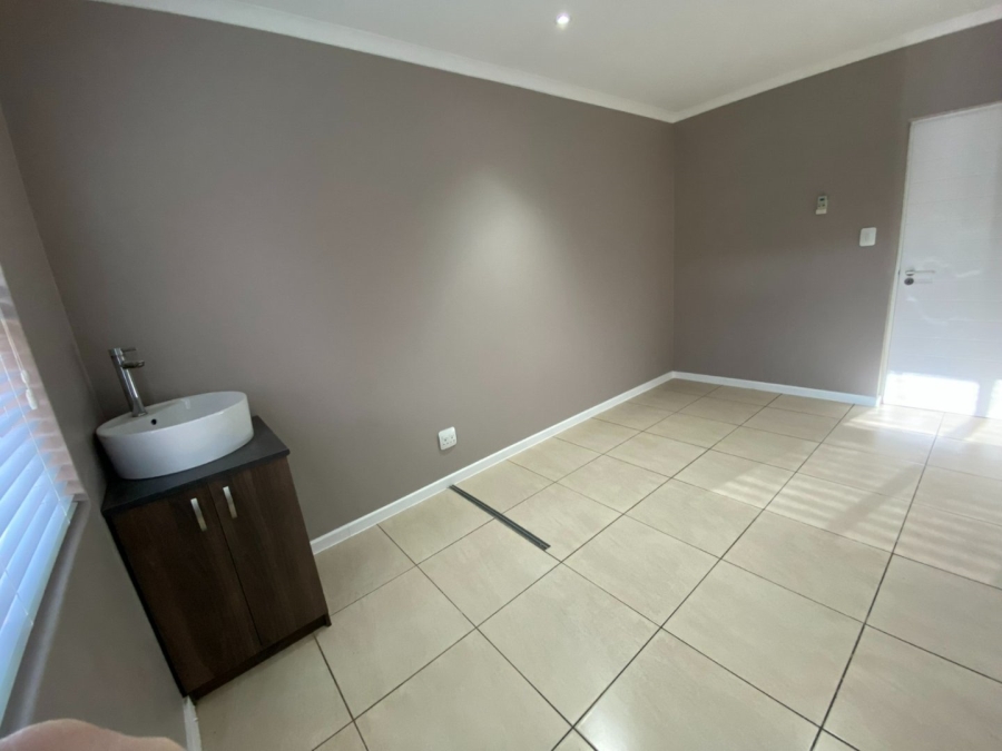 5 Bedroom Property for Sale in Highlands Western Cape